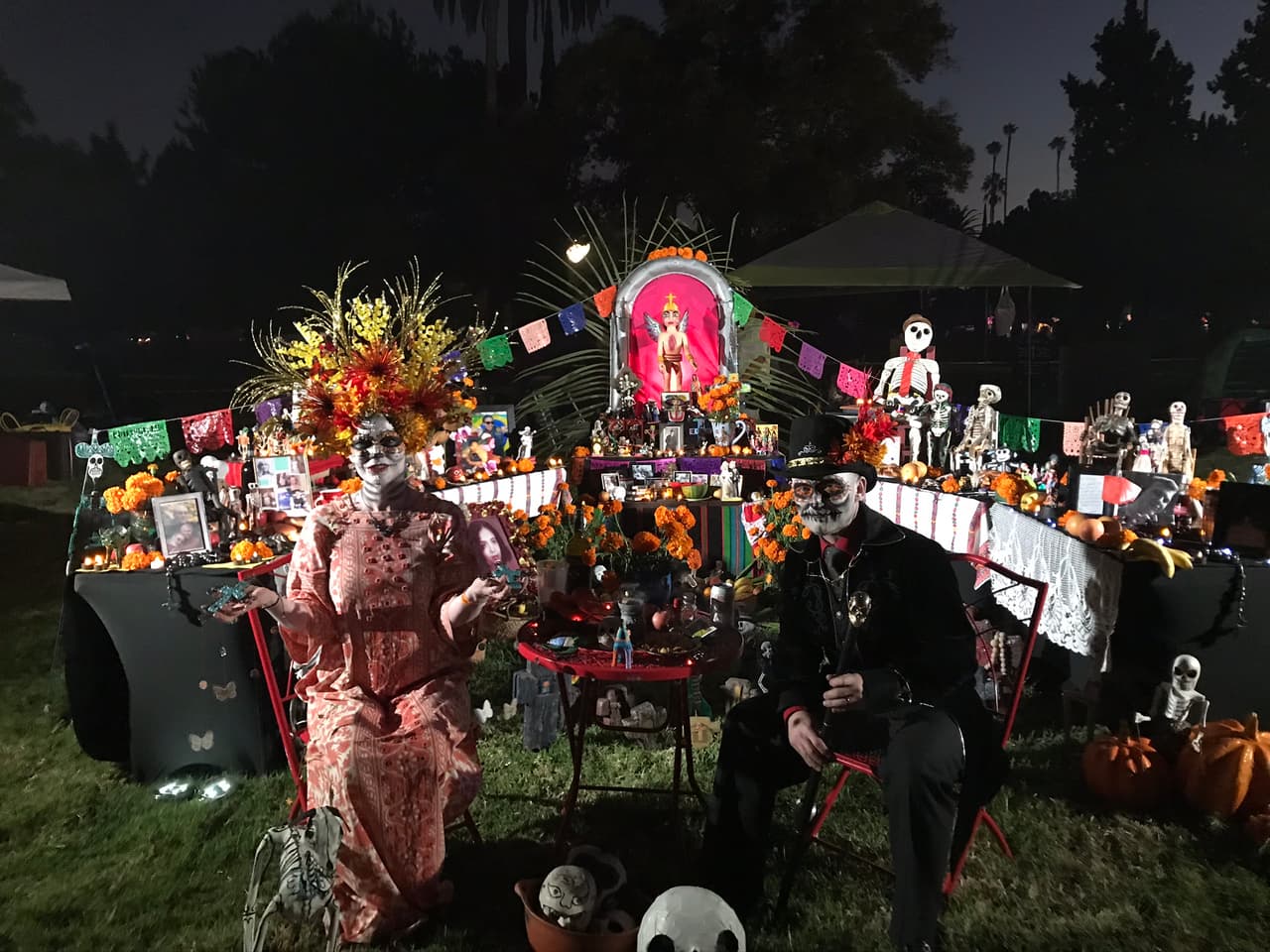 Y los creadores se unen a la decoración de los altares para darles una representación personal.