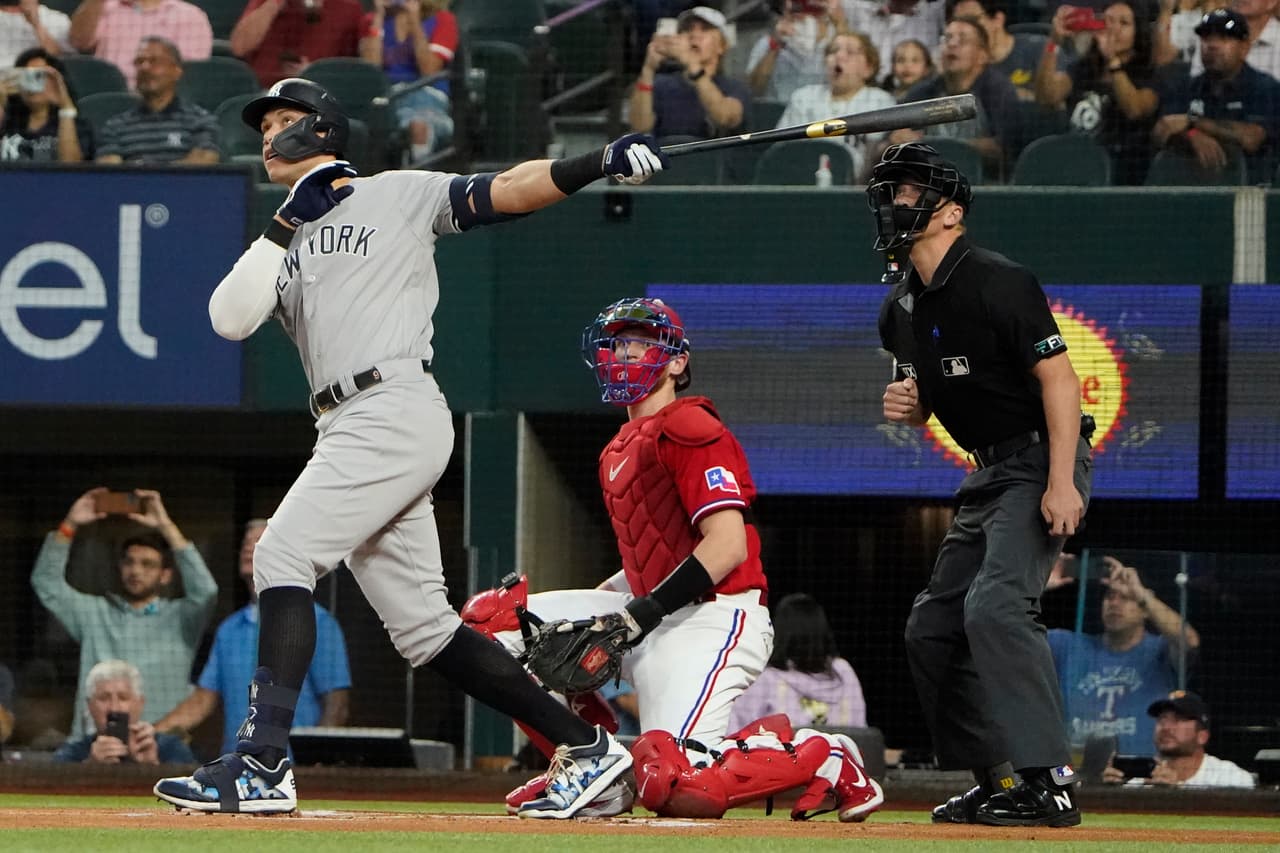 Aaron Judge, de los Yanquis de Nueva York, batea su 62do jonrón de la temporada, para romper el récord de Roger Maris, el martes 4 de octubre de 2022, en un duelo ante los Rangers de Texas.