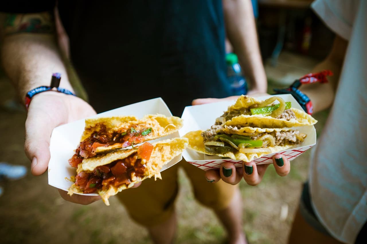 En el evento, del 29 de abril al 1. de mayo, también encontrarás distintas opciones para comer, desde una buena parrillada sureña hasta los corn dogs aptos para vegetarianos.