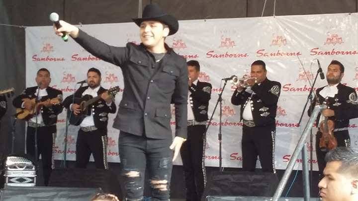 Y aunque no estaba programado, Christian Nodal ofreció un mini 'showcase' a sus fans y les cantó cinco temas de su nueva producción