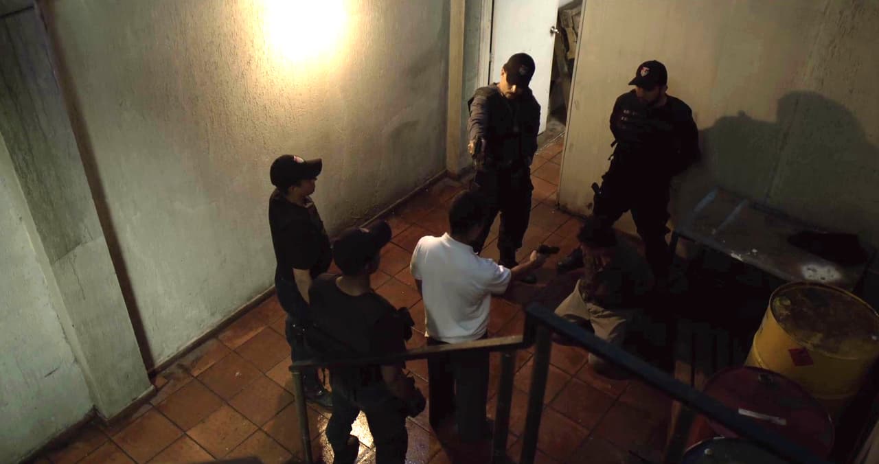 The ‘M16’ took out his gun and pointed it at Omar: “It’s him or you”, he said. Omar raised his arm and pointed the gun at the enemy hitman, but his hand shook and he couldn’t press the trigger.