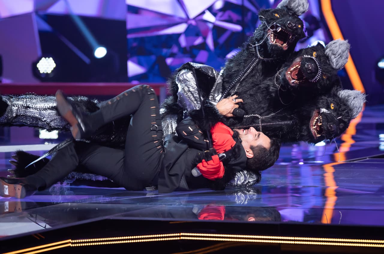 Con toda su irreverencia vimos llegar a Cerbero.