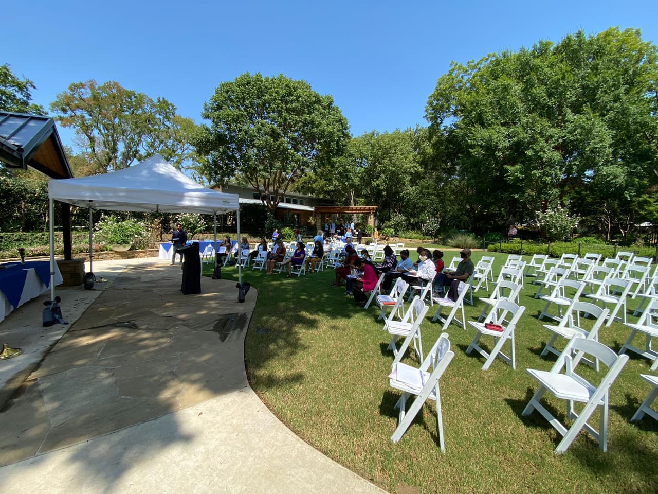 Debido a la pandemia la ceremonia se realizo al aire libre.
<br>