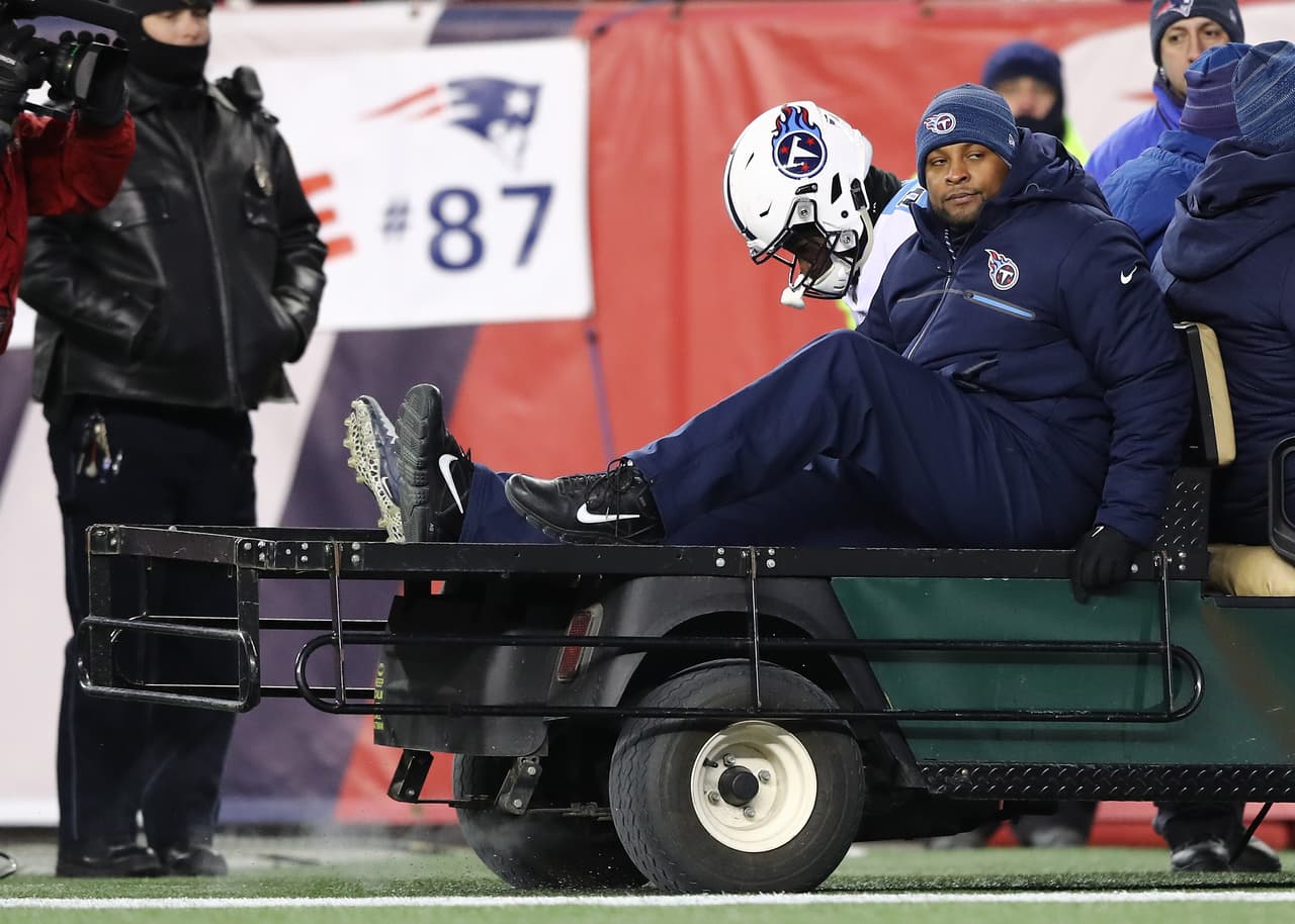 Jonnu Smith salió lesionado en la segunda mitad del encuentro.