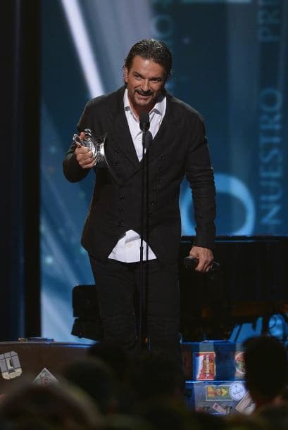 El ídolo latino también presumió su premio y agradeció a todos sus seguidores.