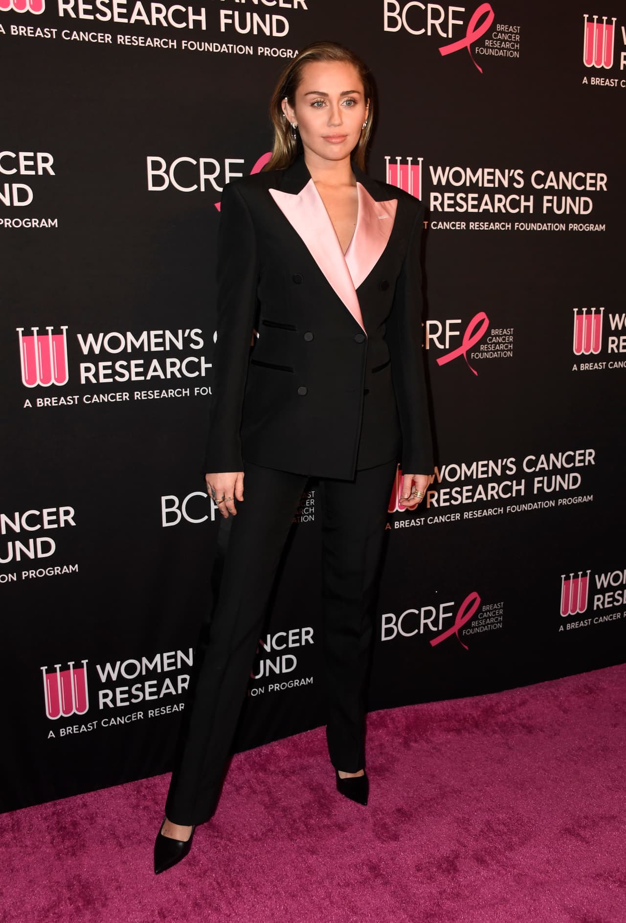 Se acordó que Miley Cyrus se quedara 
<b><a href="https://www.univision.com/famosos/ella-se-quedo-con-los-animales-abogados-oficializan-el-divorcio-de-miley-cyrus-y-liam-hemsworth-fotos" target="_blank">con los animales</a></b>, que incluyen al menos siete perros, cuatro caballos, tres gatos y dos cerdos.