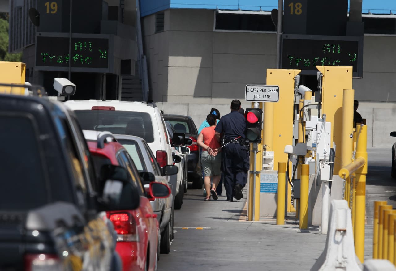 Se cree que la mayoría de las víctimas desaparecieron al acercarse o salir de Nuevo Laredo. Familiares de desaparecidos señalan los kilómetros 26 y 100 donde se han dado la mayor cantidad de estos casos.