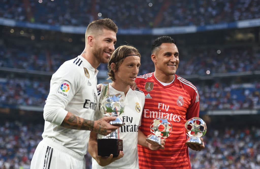 Los galardonados posaron con sus premios en el Estadio Santiago Bernabéu.