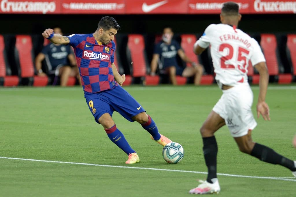 Tras la gran jugada de Lionel Messi, Luis Suárez recibe el balón con espacio para el disparo, pero la defensa se recupera y tapan el tiro.