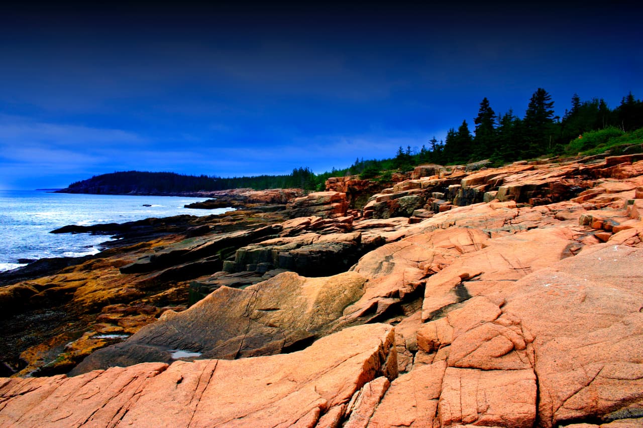 A lo largo de la historia, la gente se ha visto atraída a la costa escarpada de Maine. Sobrecogidos por su belleza y diversidad, a principios del siglo XX, los visionarios donaron la tierra que pasó a convertirse en el Parque Nacional Acadia. 
<br>