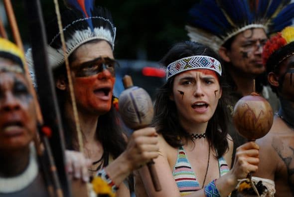 Desde que fue autorizado el proyecto, se levantó una férrea oposición dentro y fuera de Brasil. El jefe indio Raoni la encabeza, y se sumaron personajes tales como el cantante Sting y el director de cine James Cameron.