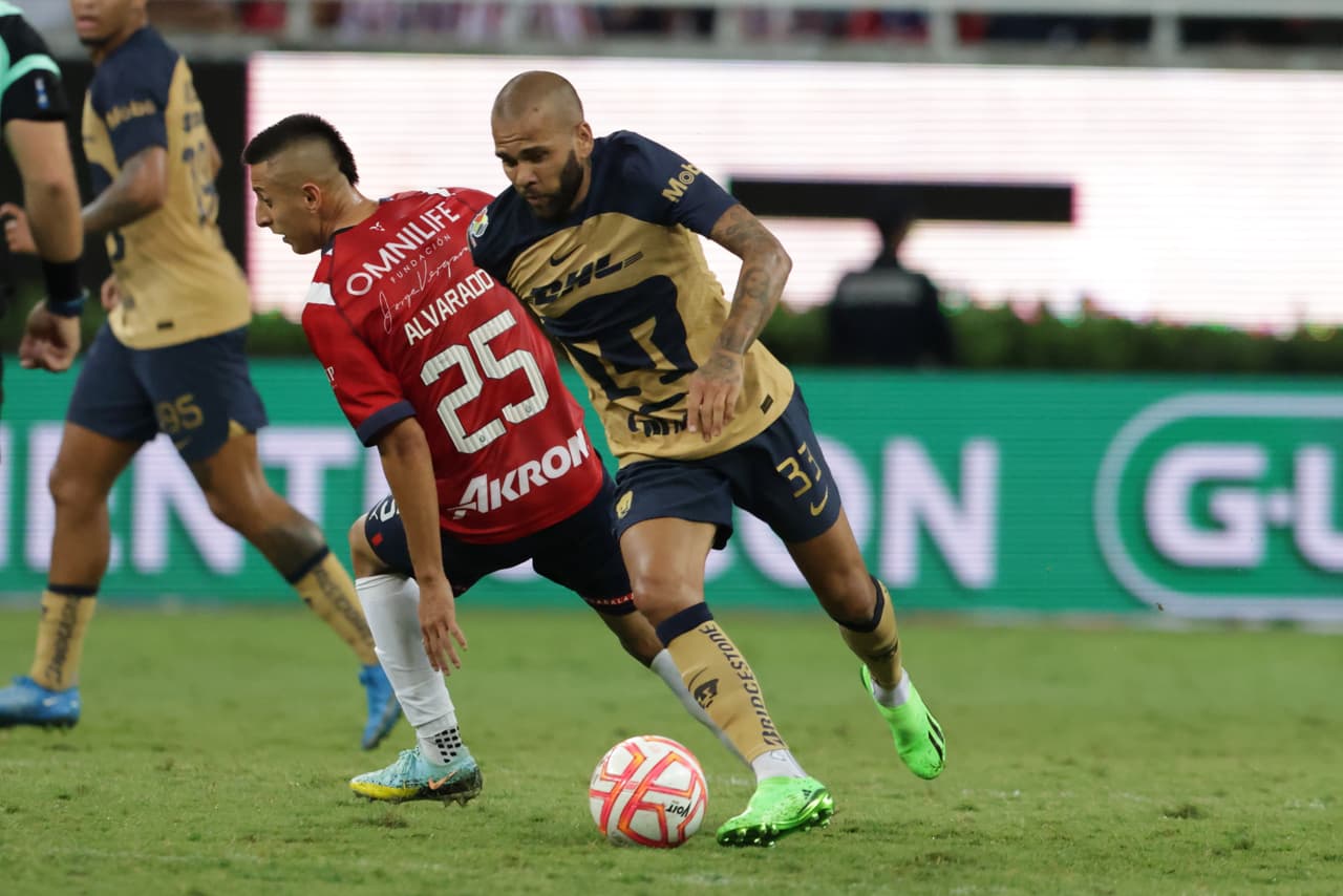 Alves fue expulsado pero el VAR corrigió la decisión del silbante.