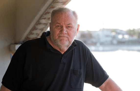 Sin embargo, consideró que: "Creo que Meg se arrepentiría mucho si esta fuera su última Navidad con vida y no se acercó (a Thomas Markle) e hizo las cosas bien".