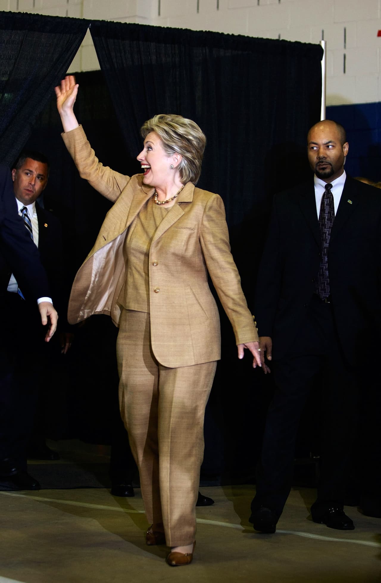 Hillary Clinton eligió un traje camel de lino para asistir a Carolina del Norte en plena batalla por ganar estados que la apoyaran en la campaña de 2008. (Photo by Joe Raedle/Getty Images)