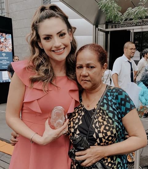 "Me regaló esto, es como una virgencita con un niño. Cuando me entregó esto, las personas que estábamos a su alrededor nos tomamos de la mano y empezamos a orar. Desde ese día todas las noches yo conservo esta imagen como la bandera de mi milagro", explicó en ese entonces, esperanzada en poder reencontrarse con ella pronto.