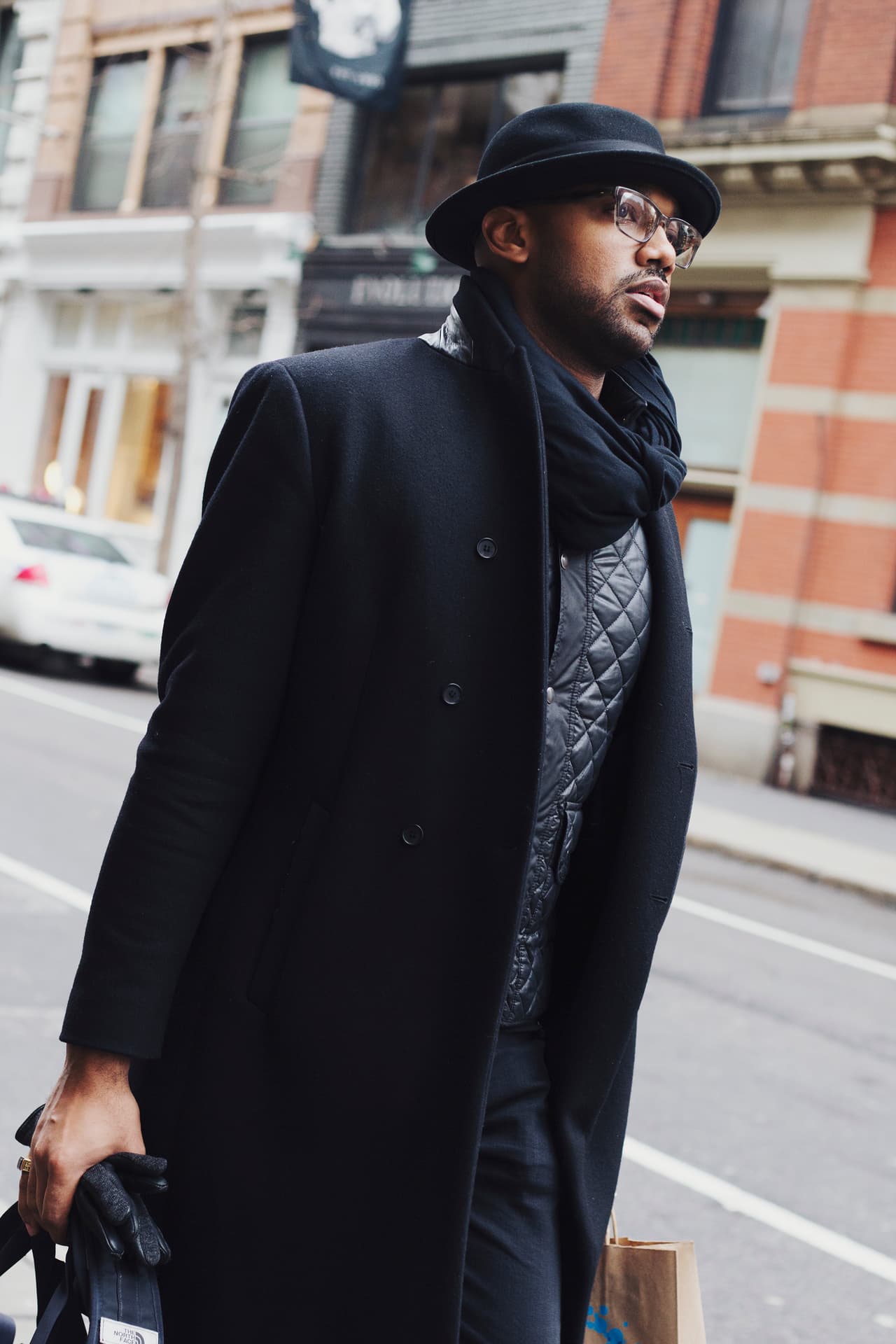 Parece ser que los hombre del Siglo XXI han recobrado su poderío estilístico y están recogiendo viejas costumbres que los hacía llevar más accesorios y verse más formales.