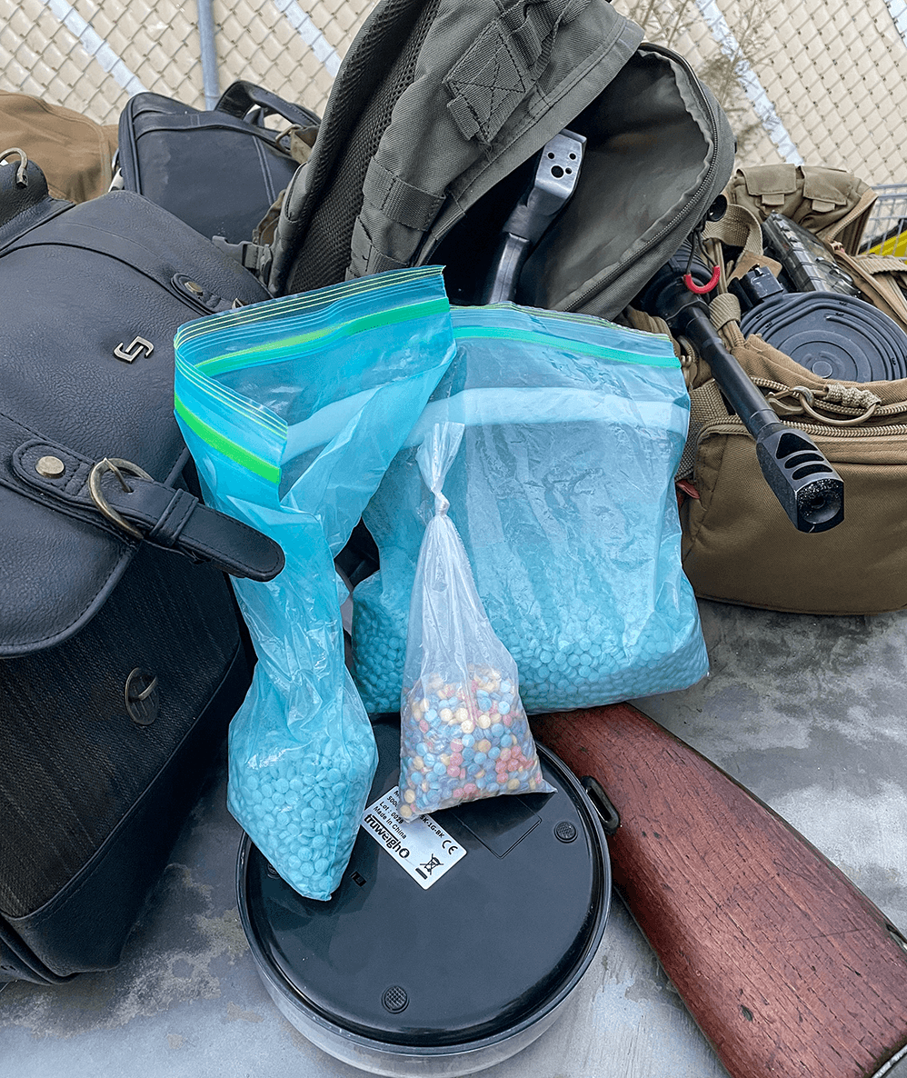 También encontraron ocho fusiles, siete pistolas semiautomáticas, seis escopetas y una ametralladora con un supresor, así como seis granadas de humo, 7,153 cartuchos de munición, tres chalecos antibalas y un ariete (que se utiliza para abrir puertas o portones).