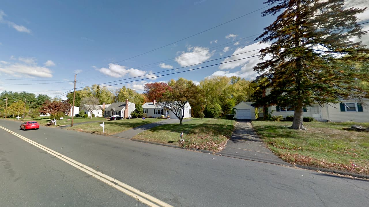 <b>Puesto 12. Connecticut.</b> 
<b>Tiene 2 camas de cuidados intensivos por cada 10,000 habitantes</b> (un total de 714 camas para 3,572,665 habitantes). Un 36.0% de los adultos podrían ser considerados vulnerables a complicaciones por la enfermedad. 
<a href="https://www.univision.com/noticias/salud/fotografias-de-la-pandemia-en-eeuu-asi-enfrenta-el-pais-una-crisis-de-salud-inedita-fotos-fotos">Vea las fotografías de la pandemia en EEUU: así enfrenta el país una crisis de salud inédita</a>