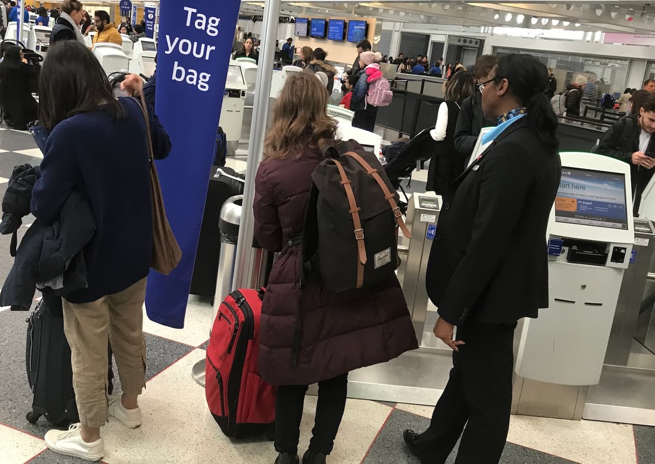 Si vas a viajar,
<a href="https://www.univision.com/local/chicago-wgbo/durante-uno-de-los-dias-de-mas-trafico-y-vuelos-del-ano-nos-esperan-lluvias-y-fuertes-vientos-en-chicago">mantente al tanto</a> de las alertas del tiempo y considera el tráfico para no perder tu vuelo.