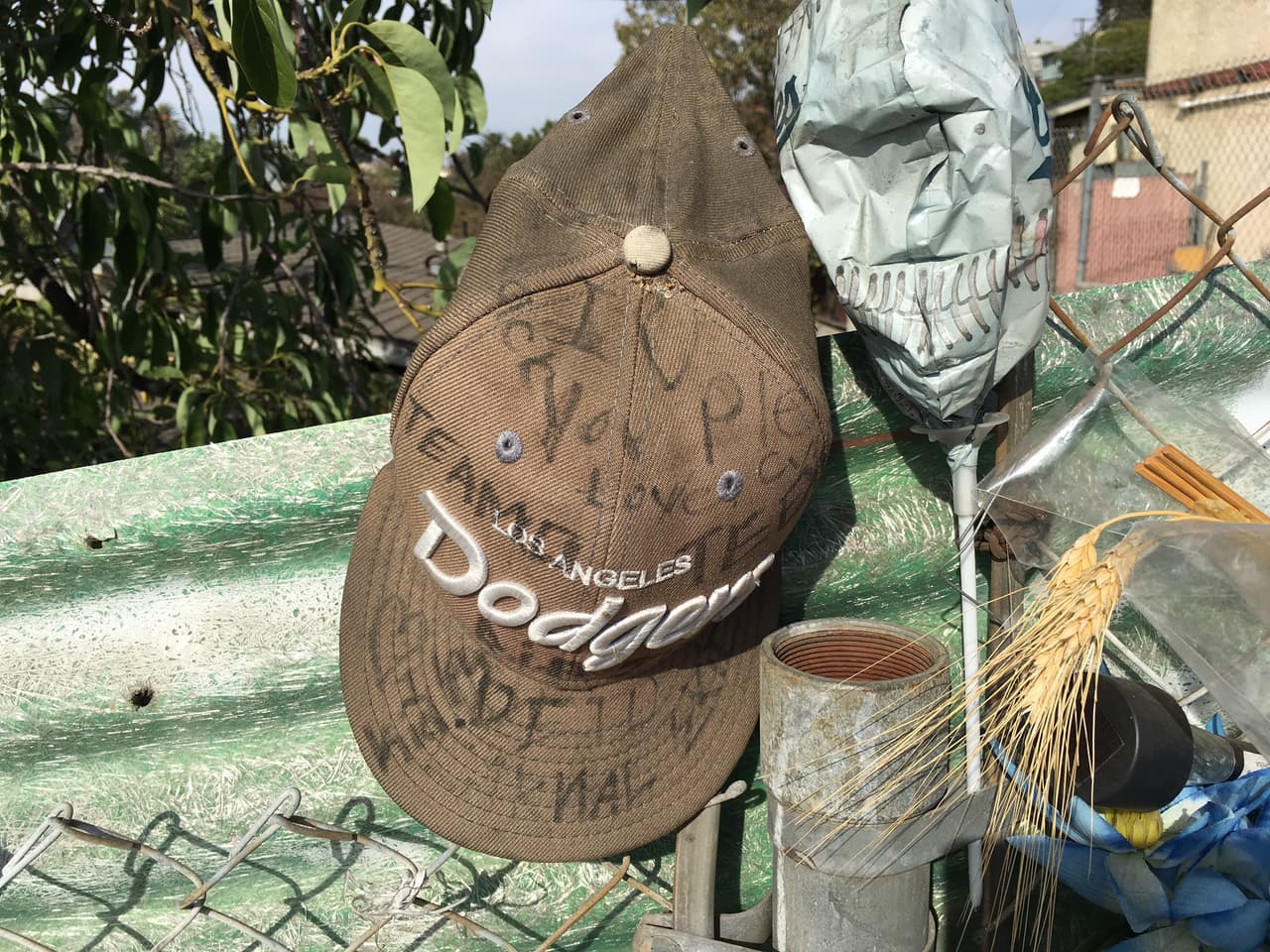 Una gorra del adolescente José Méndez cuelga en el lugar en Boyle Heights donde fue muerto a tiros por la Policía de Los Ángeles en febrero de 2016.