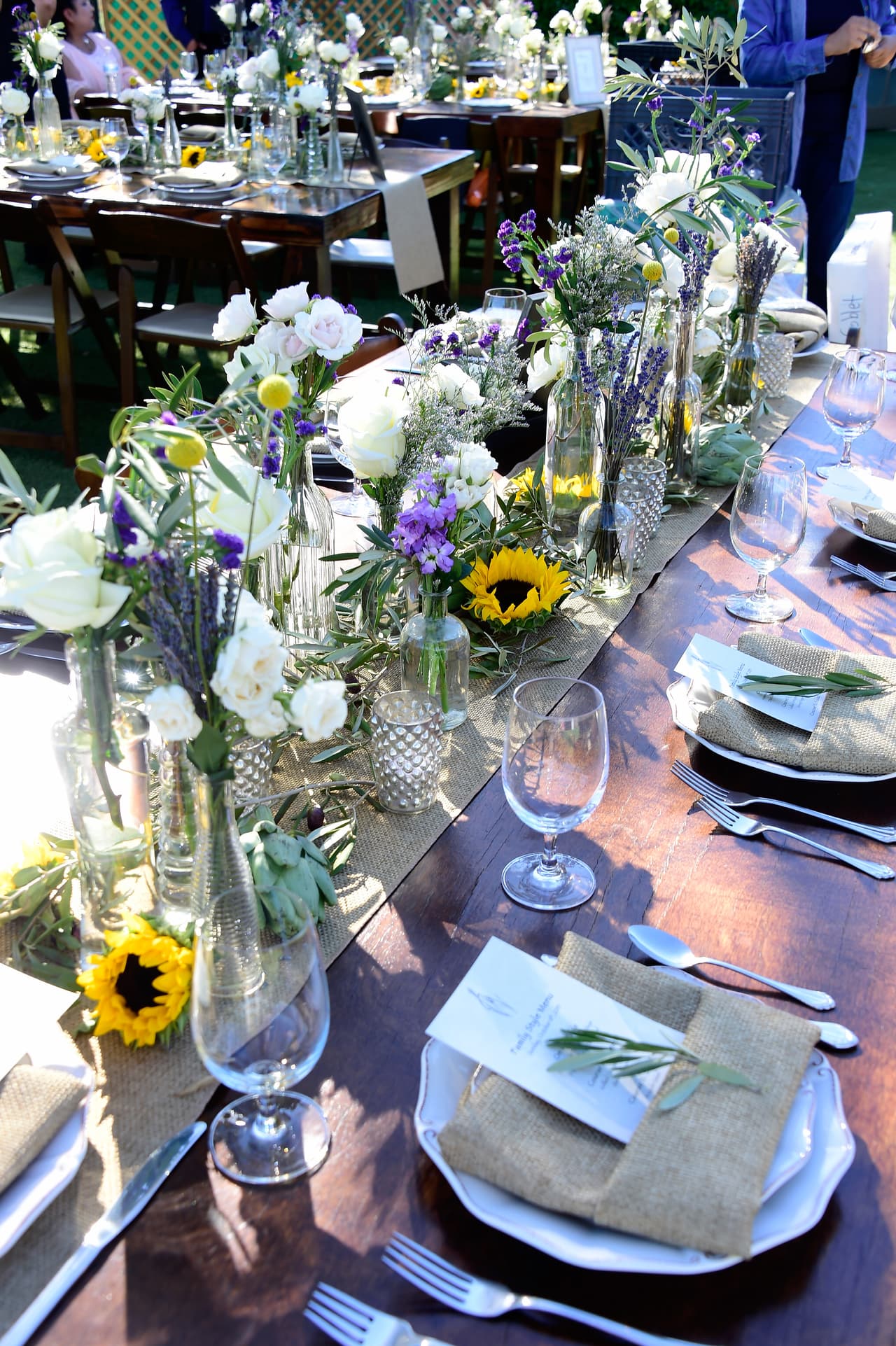 Efecto invernal. Las hojas plateadas del ‘eucalyptus’ y del ‘senecio cineraria’ le darán un brillo especial a tu boda. Incluye estos tonos en tus arreglos florales.