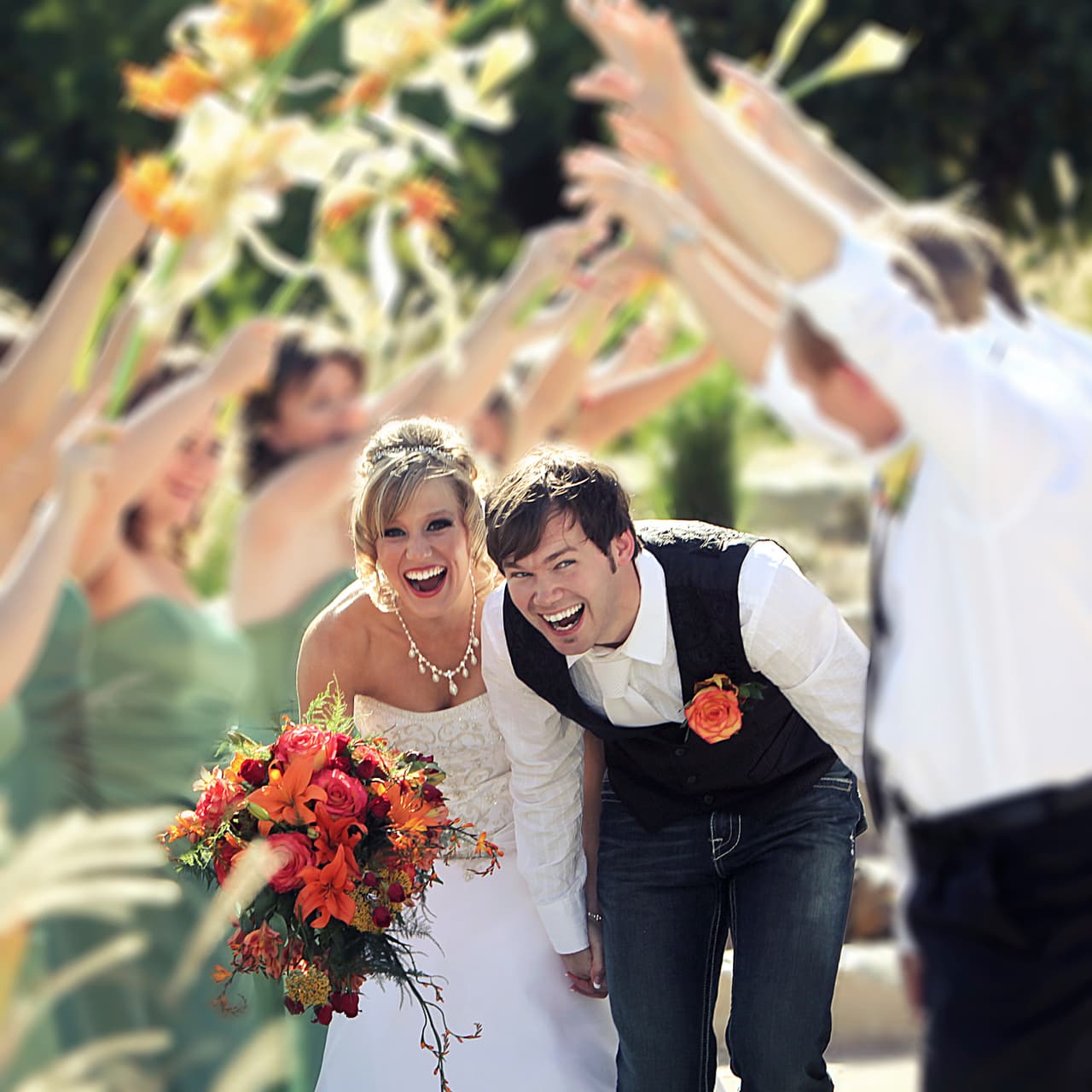 Para el ‘bouquet’. Tu ramo de novia puede incluir una mezcla de tonalidades de blanco, con verde y frutos rojos invernales. Podrías armarlo con ‘white snowberry’: los tallos de color café quedarán fabulosos.