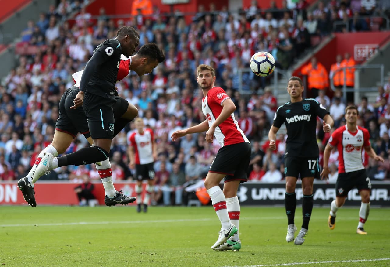 ¿Más minutos para 'Chicharito'? West Ham vendió a un delantero