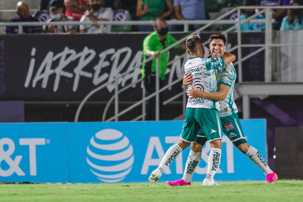 La presión de León aumentó tras el primero gol y no tardó en encontrar el 2-0 de los pies de Víctor Dávila, quien cruzó su raso remate de media distancia para vencer a Ricardo Gutiérrez.