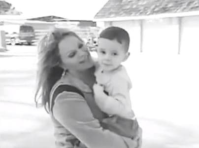 A su publicación, Juan Ángel comentó: "Seis años. Por siempre la reina de mi corazón. Te amo con cada fibra de mi existencia [...]".