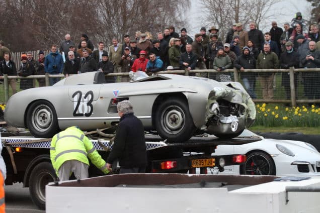<b>Mercedes-Benz 300SLS</b>
<br>Lugar: Goodwood, Reino Unido
<br>Costo: $7.4 millones
<br>Circunstancias: Este accidente ocurrió en la pista de competencias durante el ‘Slavadori Cup’ durante la edición #73 del Goodwood Member’s Meeting. El legendario Jochen Mass conducía este vehículo y no pudo evitar golpear por detrás a un Lister mientras ingresaban a pits.