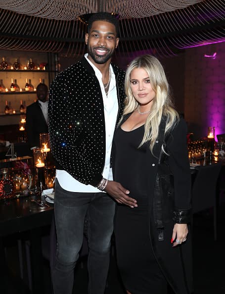 La empresaria y figura televisiva
<b>Khloé Kardashian</b> tuvo una fría respuesta a la declaración de amor que le hizo
<b><a href="https://www.univision.com/famosos/tristan-intenta-regresar-con-khloe-y-hasta-le-compro-un-porsche-como-el-que-a-rod-le-regalo-a-jlo-fotos">su expareja, Tristan Thompson</a></b>, a través de una reciente videollamada.