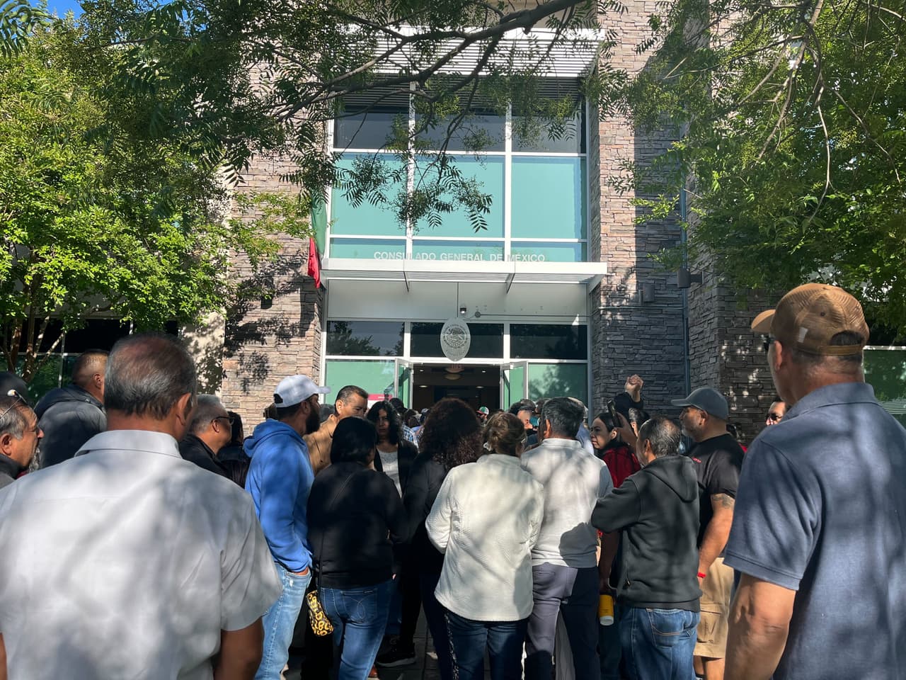 La comunidad mexicana en California despertó muy temprano este domingo, 2 de julio, a emitir su derecho al voto en las 
<b><a href="https://www.univision.com/noticias/america-latina/elecciones-en-mexico-2024-en-vivo-mexico-vota-nuevo-presidente-claudia-sheinbaum-xochitl-galvez" target="_blank">elecciones presidenciales de México</a></b>. En el consulado de México, en Sacramento, había largas filas desde muy temprano.