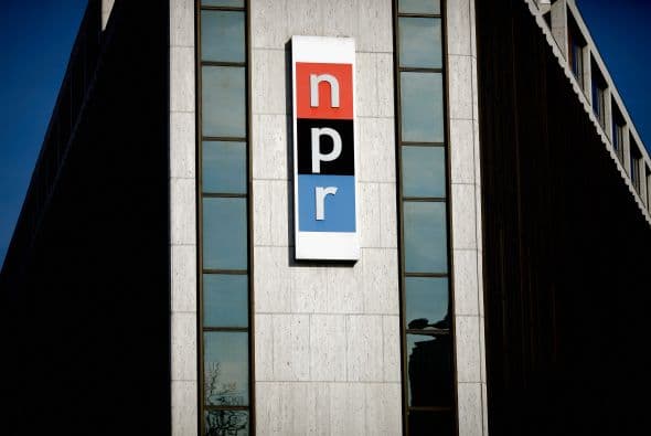 Por qué Trump le quitó el dinero destinado a los medios públicos (con el visto bueno del Congreso)