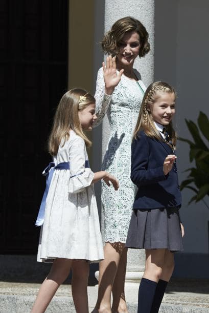 Como en el cuento de hadas de la cenicienta, la Reina Letizia robó cámara por sus zapatillas, ya que lucio un par de vinilo trasparente con plataforma y tacón de 10 centímetros.