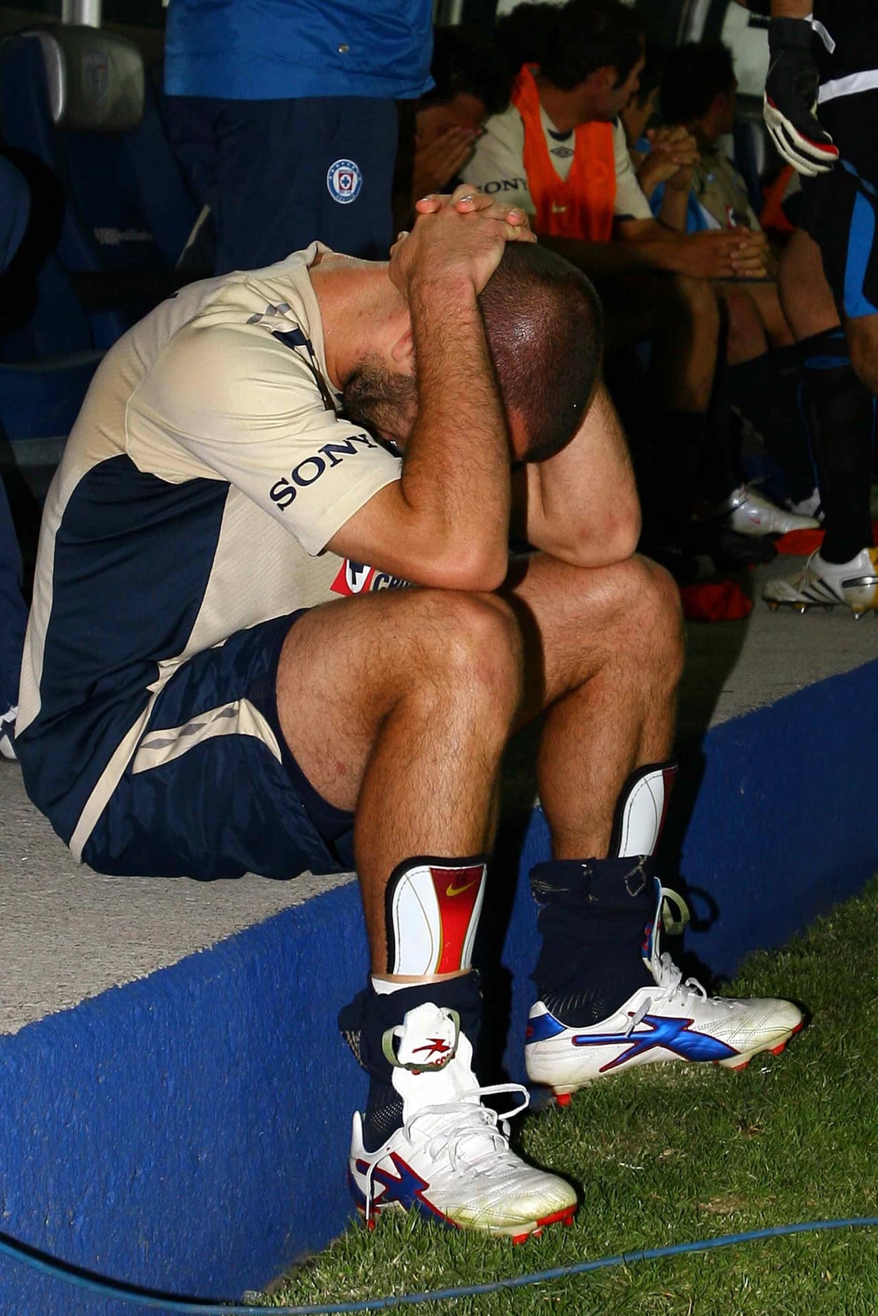 La imagen de Emmanuel Villa lamentando una victoria que se escapó de último minuto se repetiría bastantes veces.