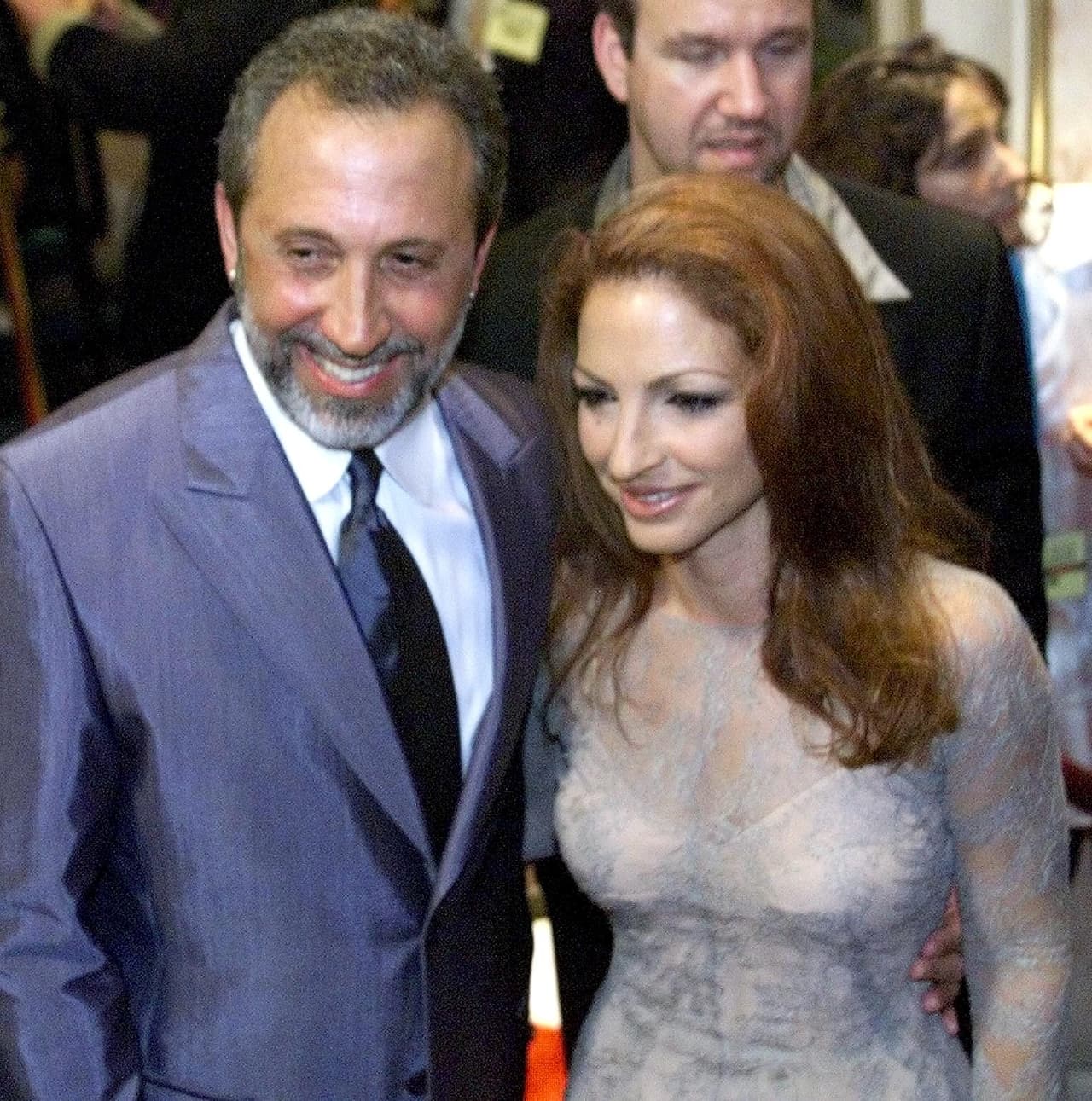 La relacion de Gloria y Emilio Estefan comenzó en la década de los 70, cuando ella estudiaba psicología y Emilio quedó encantado con su voz, al grado de que la invitó a cantar con The Miami Sound Machine, la banda que estaba formando.