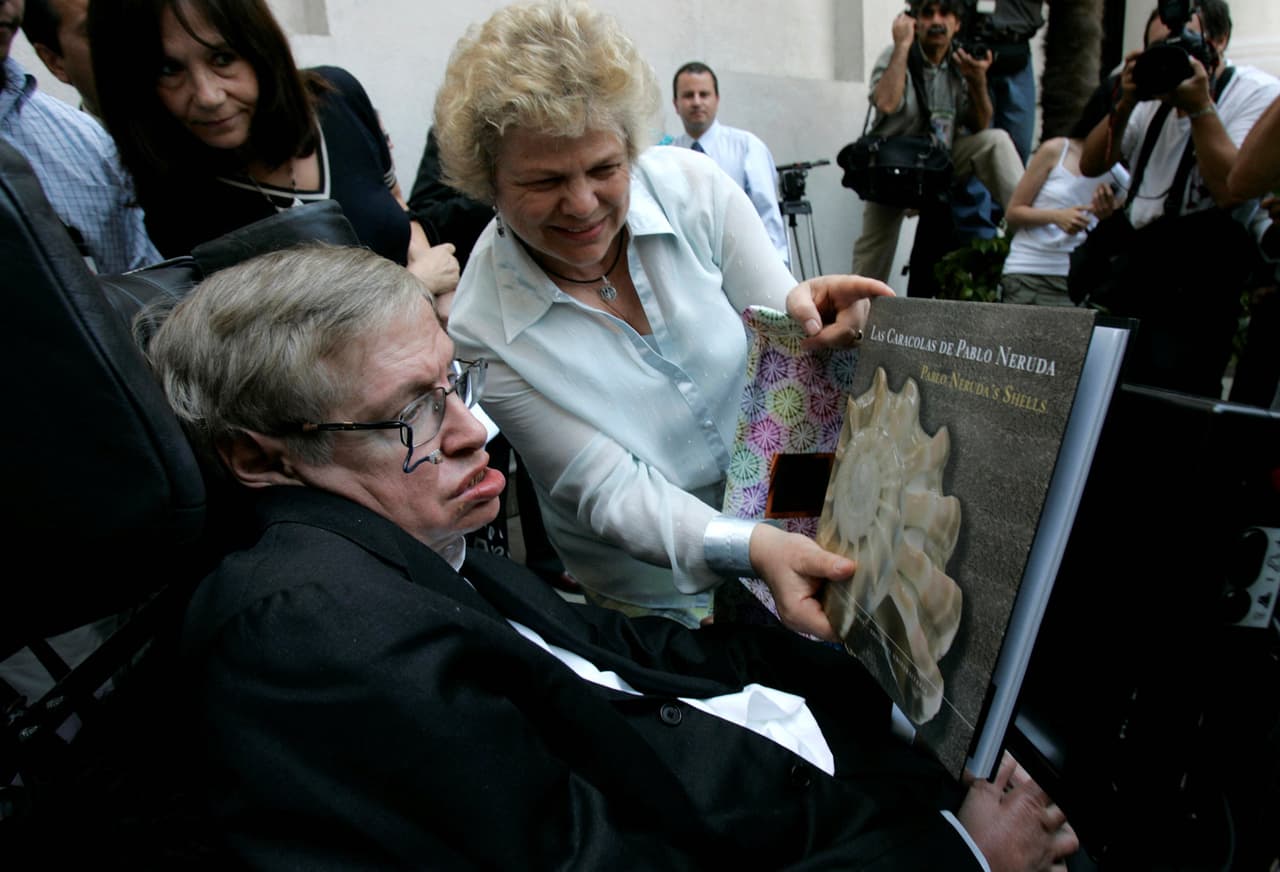 Hawking visitó Santiago de Chile en 2008. En esa oportunidad le mostraron una colección de Pablo Neruda.