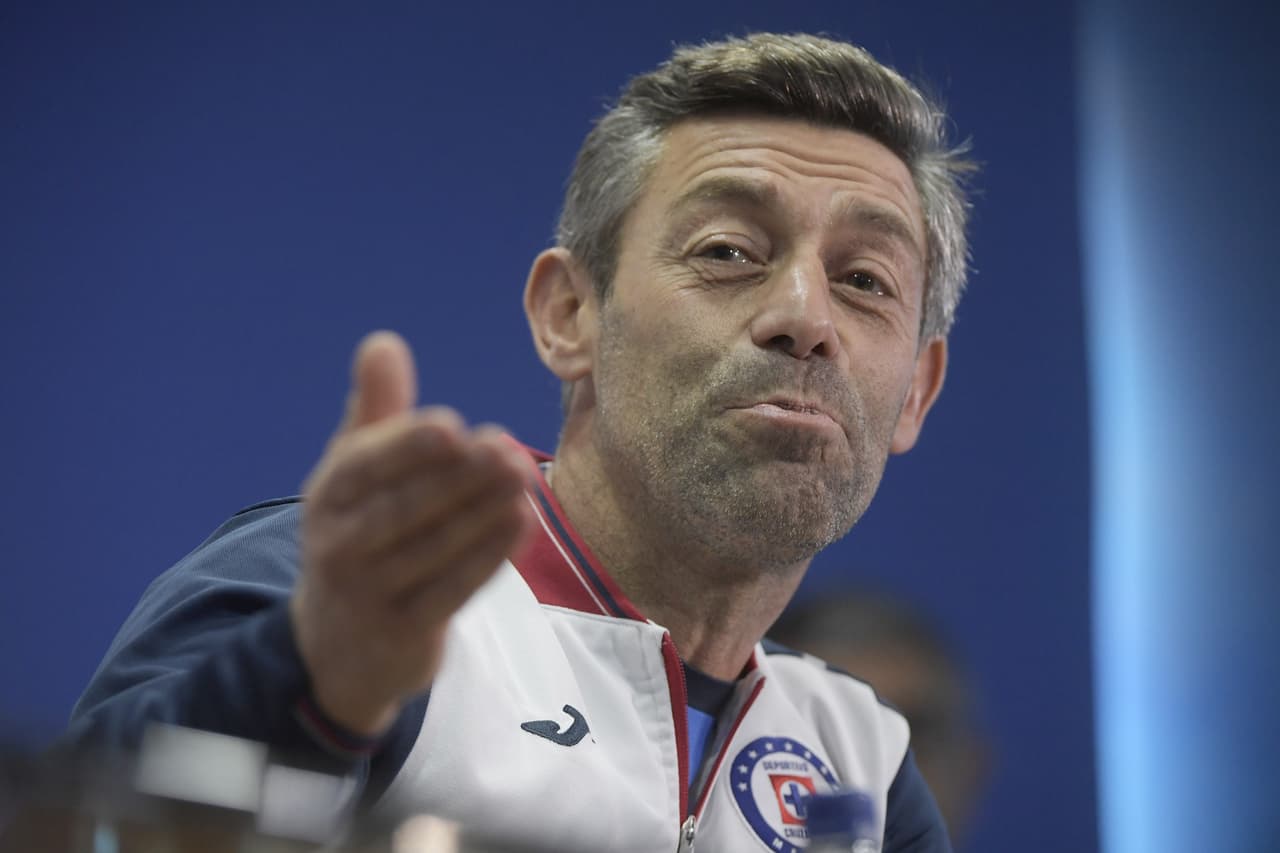 Pedro Caixinha defendió en rueda de prensa su continuidad con Cruz Azul al recordar que tiene contrato hasta junio del 2020 y criticó la credibilidad de la prensa en la cobertura sobre su situación como DT de 'La Máquina'.
