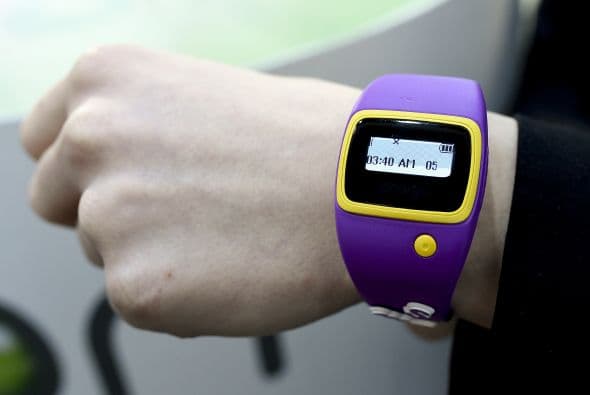 También podemos encontrar productos de marcas más pequeñas como este reloj inteligente "Amigo" de B-om.