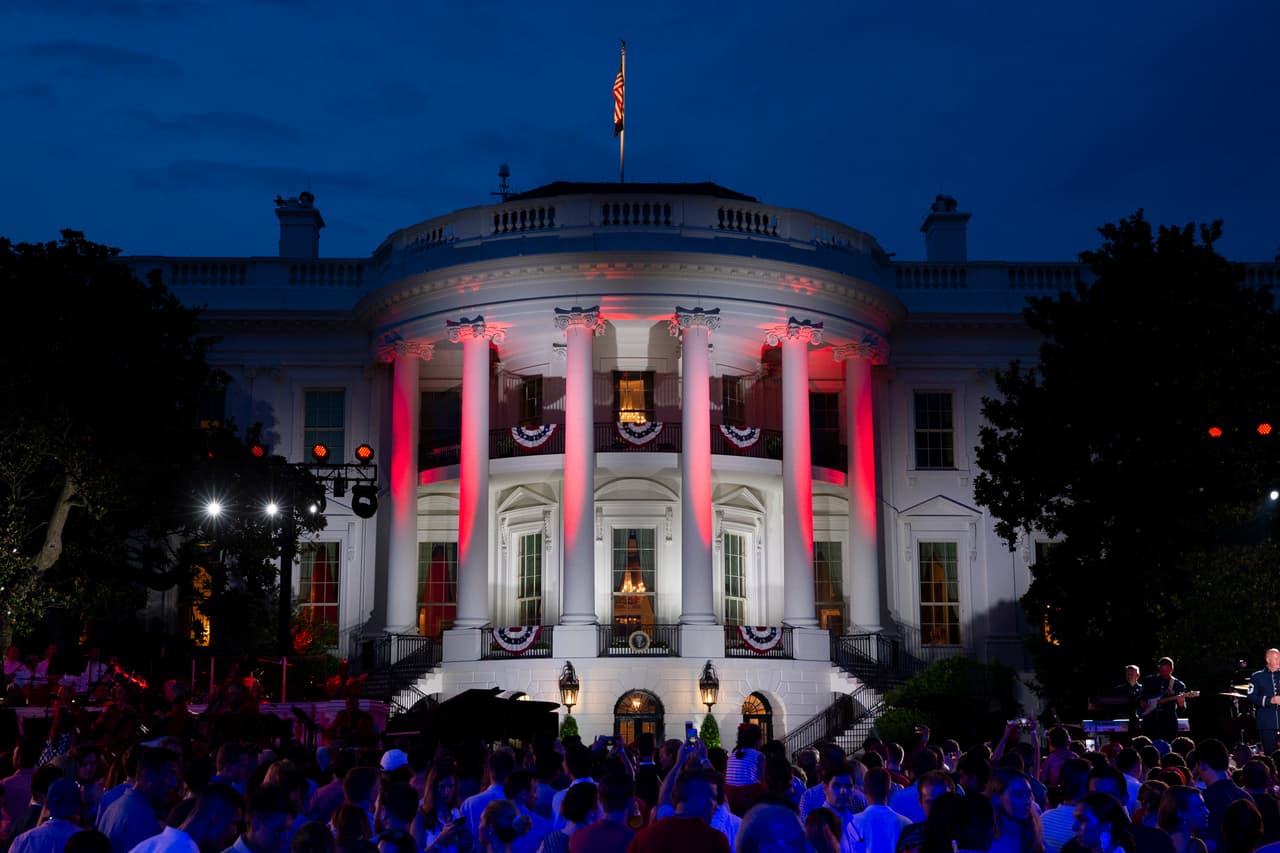 La Casa Blanca se iluminó con los colores de la bandera estadounidense.