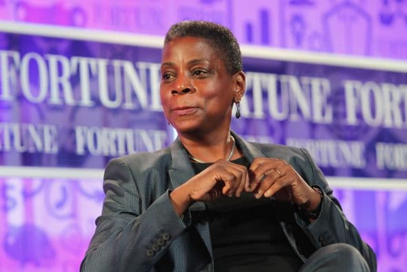 22.- URSULA BURNS: A sus 55 años, la CEO de Xerox ha logrado mantener viable y rentable a esta empresa, logrando ganancias anuales millonarias.