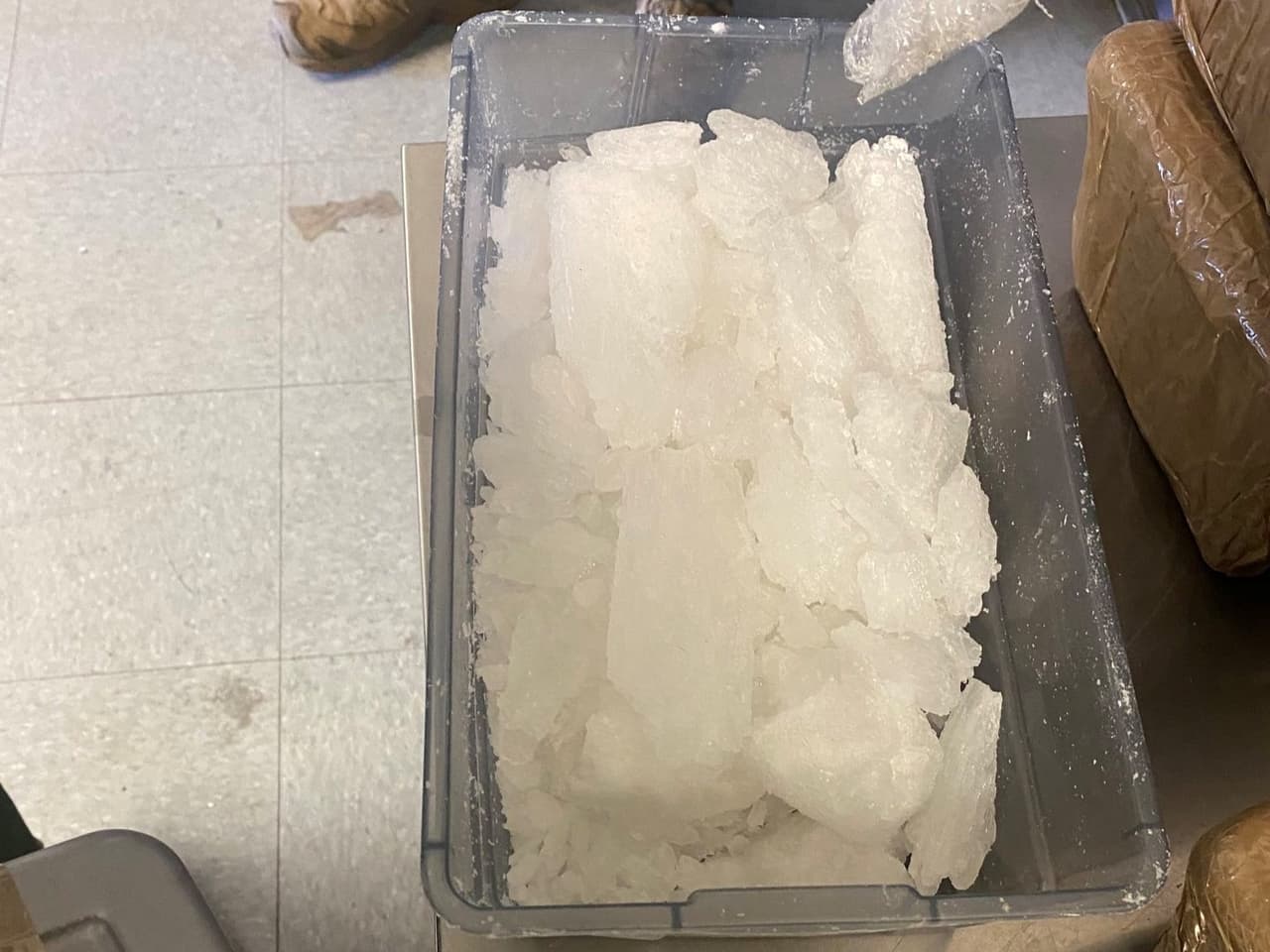 Dentro de los paquetes había casi 102 libras de metanfetamina.