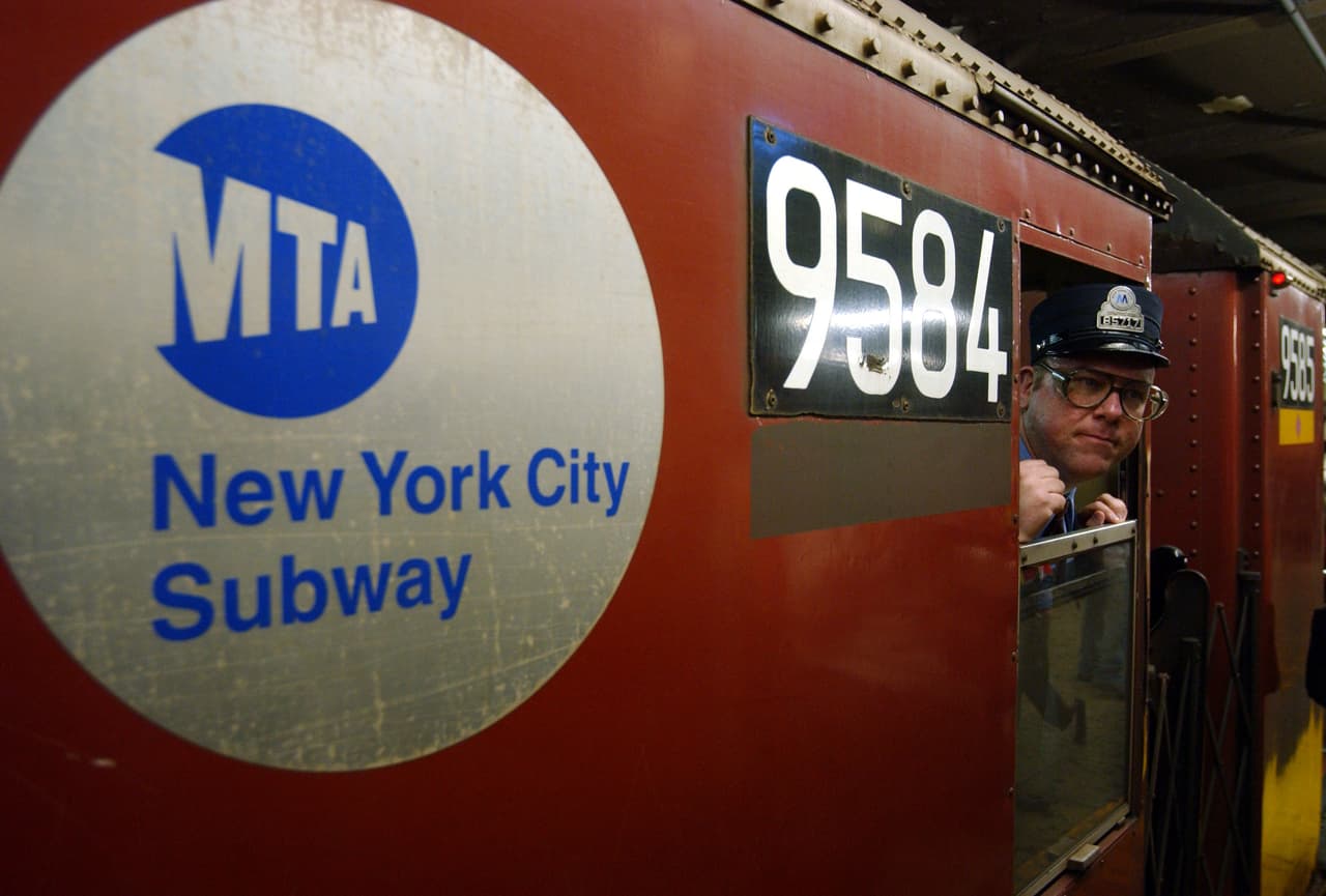 Los antiguos trenes eran rojos, pero han sido pintados de amarillo ––por lo que eran conocidos como 
<b>Redbirds</b> (pájaros rojos) –– y readpatados para mantener las vías del subway libres de hielo, reportó 
<i>Daily News</i>.