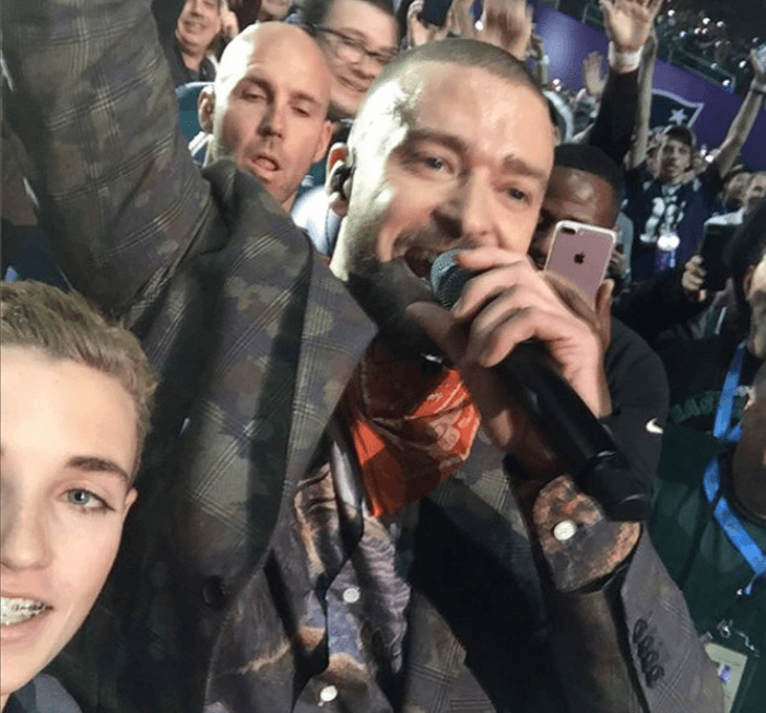 Timberlake y el resto del público siguieron cantando y bailando al son de 'Can't Stop the Feeling', pero el adolescente se quedó nervioso, mientras intentaba hacer que la cámara de su teléfono le funcionara. Y así nació un meme con su rostro y su mirada plantada en el celular.