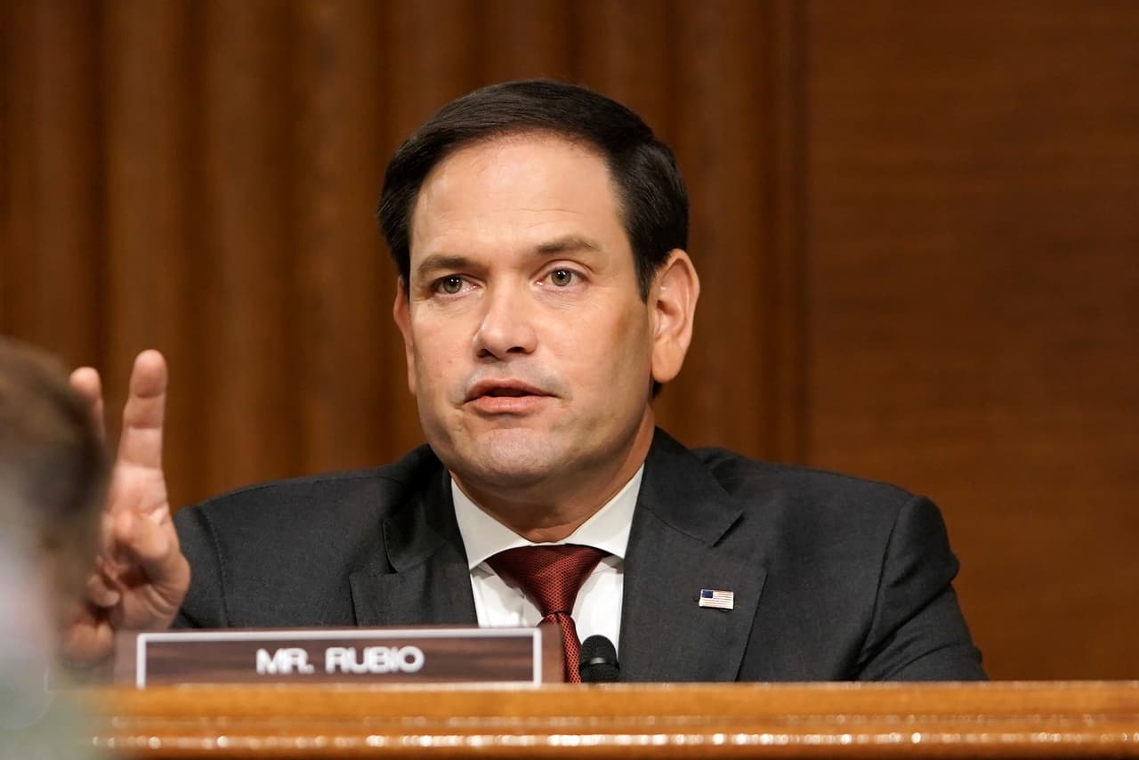 <b>Marco Rubio.</b> “Tomarse días para contar los votos emitidos legalmente NO es fraude y las impugnaciones judiciales de los votos emitidos después de la fecha límite legal de votación NO es una supresión”,
<a href="https://twitter.com/marcorubio/status/1324001813180391424"><u>tuiteó el senador</u></a> el 4 de noviembre.