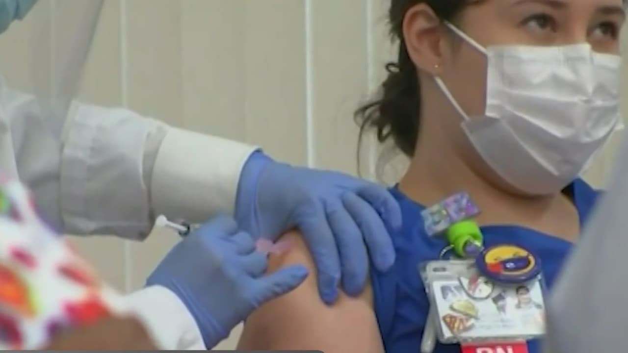 La FDA da aprobación total a la vacuna Pfizer/BioNTech contra el covid-19, por lo que una profesional de la salud explica las fases que toda vacuna debe pasar.