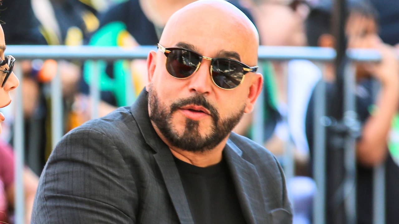 Lupillo Rivera responde si está estrenando amor y de qué lado está en el pleito familiar