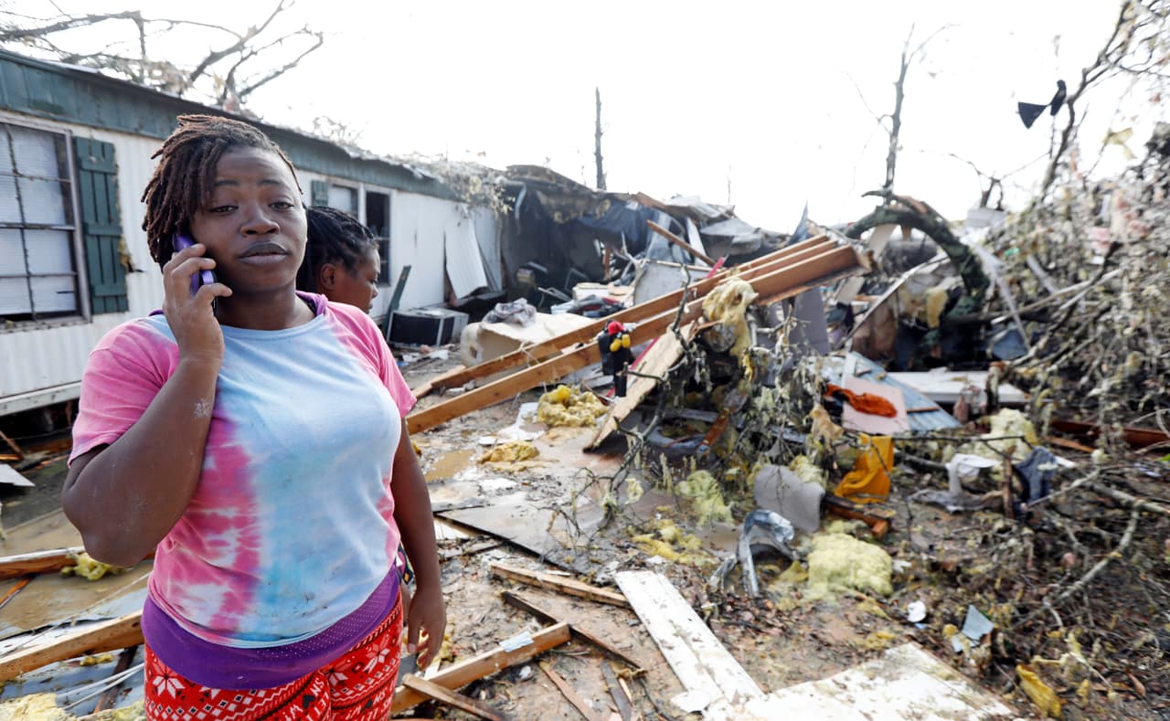 Lanada Miller, frente a los restos de su casa de remolque, en Mississipi.