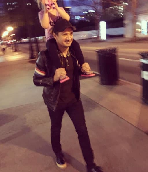 Es otro famoso que prefiere no mostrar el rostro de su nena, llamada Ava.