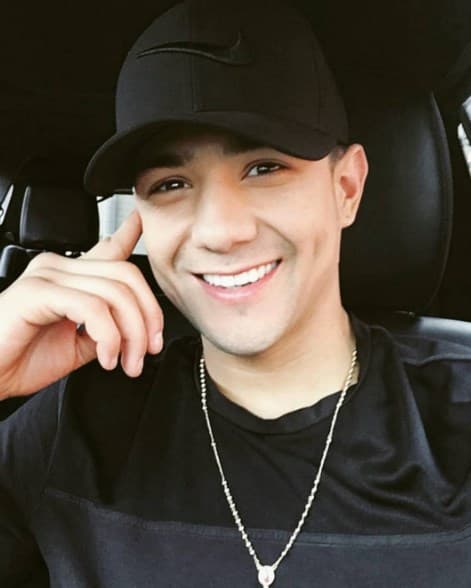 La gorra o cachucha es un accesorio casi obligado del outfit de Luis Coronel. Así lo demuestran las fotos que comparte en sus redes sociales.
